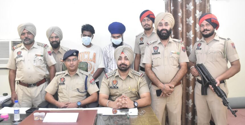 ਜਲੰਧਰ ਕਮਿਸ਼ਨਰੇਟ ਪੁਲਸ ਨੇ ਦੋ ਚੋਰਾਂ ਨੂੰ ਕਾਬੂ ਕਰਕੇ ਉਨ੍ਹਾਂ ਕੋਲੋ ਸੋਨੇ ਦੇ ਗਹਿਣੇ, 10 ਹਜ਼ਾਰ ਰੁਪਏ ਤੇ ਇਕ ਕਾਰ ਕੀਤੀ ਬਰਾਮਦ ਜਲੰਧਰ ਕਮਿਸ਼ਨਰੇਟ ਪੁਲਸ ਨੇ ਦੋ ਚੋਰਾਂ ਨੂੰ ਕਾਬੂ ਕਰਕੇ ਉਨ੍ਹਾਂ ਕੋਲੋ ਸੋਨੇ ਦੇ ਗਹਿਣੇ, 10 ਹਜ਼ਾਰ ਰੁਪਏ ਤੇ ਇਕ ਕਾਰ ਕੀਤੀ ਬਰਾਮਦ