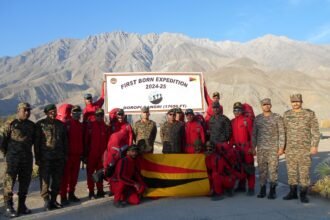 वज्र कोर के पर्वतारोहियों का एक दल डोरोपी गांगरी और लाबार चोटियों पर चढ़ाई के लिए रवाना