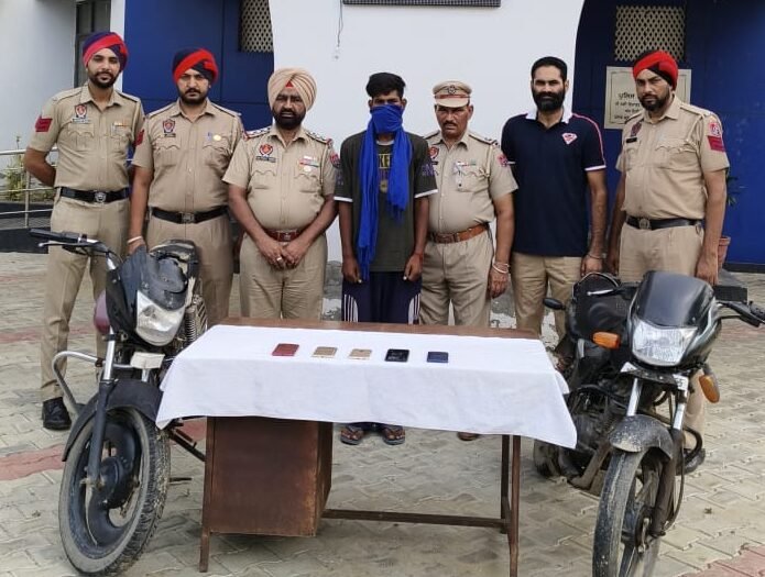 जालंधर ग्रामीण पुलिस ने 6 लोगो को गिरफ्तार कर, 5 चोरी की मोटरसाइकिलें, 05 चोरी के मोबाइल फोन, 60 नशीली गोलियां और 1 अवैध हथियार किया जब्त