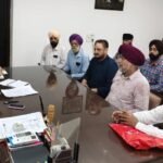 आप नेता सुखवंत सिंह पड्डा ने नगर निगम कमिश्नर अनुपम कलेर के साथ की बैठक