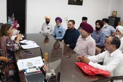 आप नेता सुखवंत सिंह पड्डा ने नगर निगम कमिश्नर अनुपम कलेर के साथ की बैठक