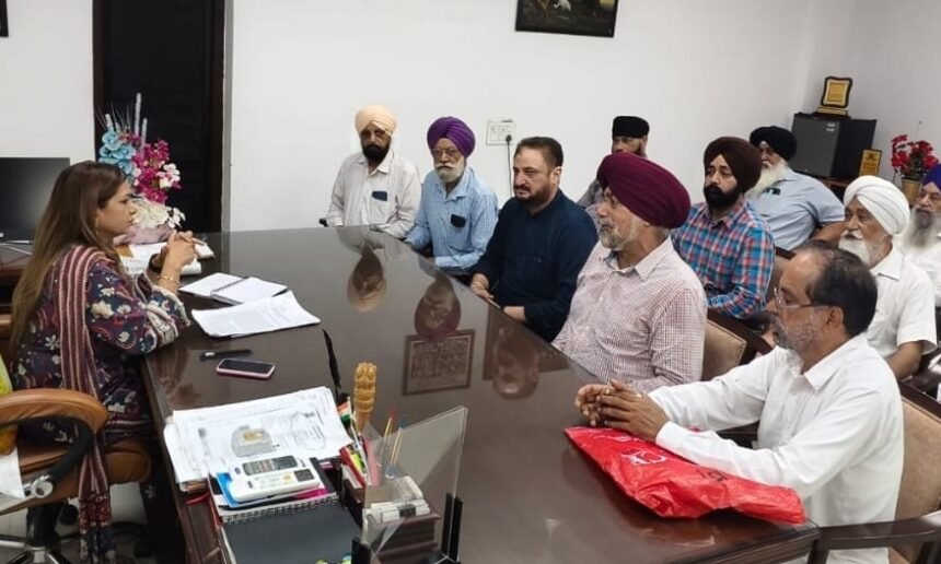 आप नेता सुखवंत सिंह पड्डा ने नगर निगम कमिश्नर अनुपम कलेर के साथ की बैठक