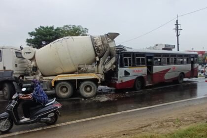 नेशनल हाईवे पर कंक्रीट मिक्सर डंपर से टकराई बस, 20 यात्री घायल