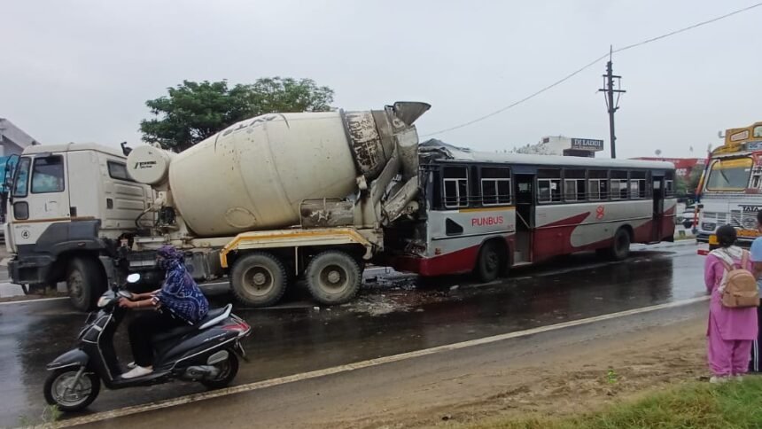 नेशनल हाईवे पर कंक्रीट मिक्सर डंपर से टकराई बस, 20 यात्री घायल