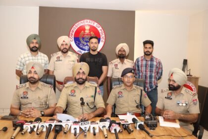 ਕਮਿਸ਼ਨਰੇਟ ਪੁਲਿਸ ਨੇ ਖੋਹ ਦੇ ਦੋਸ਼ ਵਿੱਚ ਦੋ ਨੂੰ ਕੀਤਾ ਗ੍ਰਿਫਤਾਰ ,ਪੀੜਤ ਦਾ ਗੁੱਟ ਤੋੜ ਕੇ ਉਸ ਕੋਲੋਂ ਖੋਹਿਆ ਗਿਆ ਇੱਕ ਮੋਬਾਈਲ ਫ਼ੋਨ ਵੀ ਕੀਤਾ ਬਰਾਮਦ