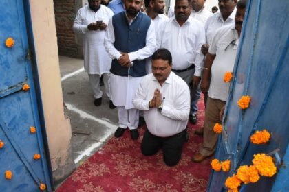 ਆਪਣੇ ਬਚਪਨ ਦੇ ਸਕੂਲ ’ਚ ਹੋਏ ਨਤਮਸਤਕ ਡਵੀਜ਼ਨਲ ਕਮਿਸ਼ਨਰ, ਵਿਦਿਆਰਥੀਆਂ ਨਾਲ ਸਕੂਲ ਦੀਆਂ ਯਾਦਾਂ ਕੀਤੀਆਂ ਸਾਂਝੀਆਂ