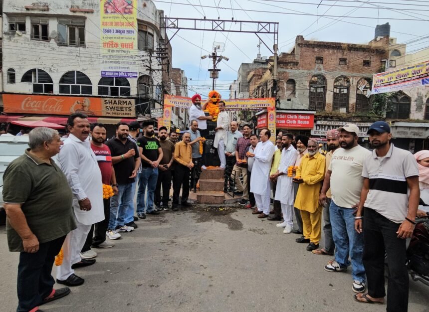 ਭਾਰਤੀ ਜਨਤਾ ਪਾਰਟੀ ਨੇ ਸ਼ਹੀਦ ਭਗਤ ਸਿੰਘ ਦੇ ਜਨਮ ਦਿਨ ਤੇ ਸ਼ਹੀਦ ਭਗਤ ਸਿੰਘ ਨੂੰ ਦਿੱਤੀ ਸ਼ਰਧਾਂਜਲੀ