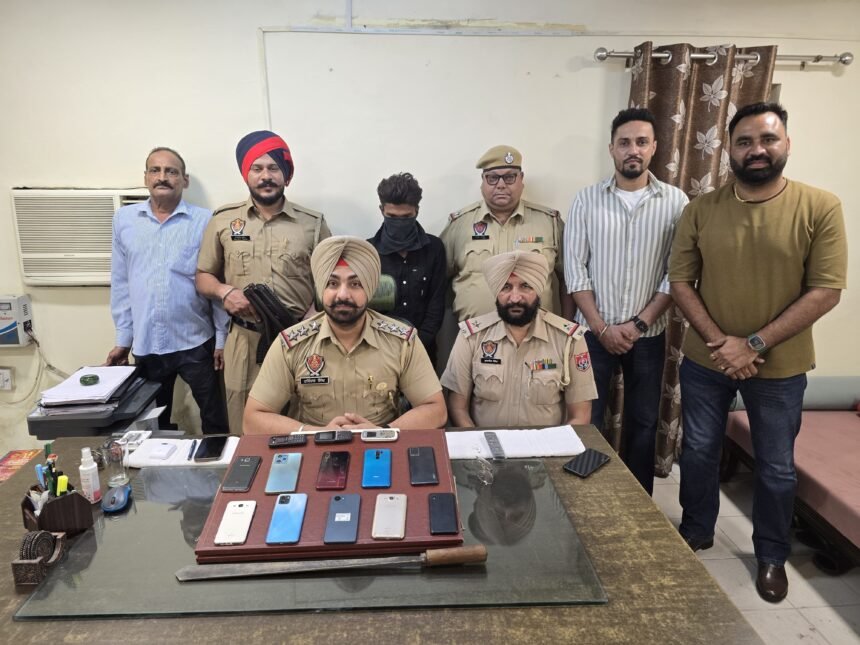 ਕਮਿਸ਼ਨਰੇਟ ਪੁਲਿਸ ਨੇ ਸ਼ਹਿਰ ਵਿੱਚ ਸਨੈਚਿੰਗ ਦੀਆਂ 13 ਘਟਨਾਵਾਂ ਨੂੰ ਸੁਲਝਾਇਆ,13 ਮੋਬਾਈਲਾਂ ਸਮੇਤ ਤਿੰਨ ਗ੍ਰਿਫ਼ਤਾਰ