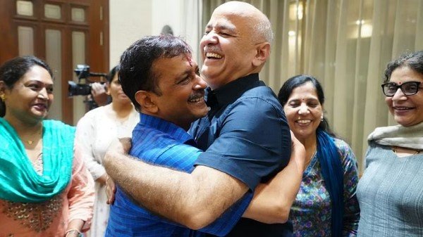 केजरीवाल को मिली जमानत, बाहर आते ही पार्टी कार्यकर्ताओं ने किया जोरदार स्वागत