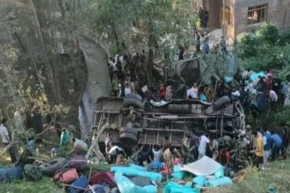 जम्मू-कश्मीर में बड़ा हादसा, खाई में गिरी BSF जवानों की बस, तीन जवानों की मौत, 32 घायल