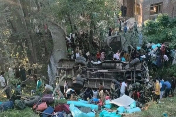 जम्मू-कश्मीर में बड़ा हादसा, खाई में गिरी BSF जवानों की बस, तीन जवानों की मौत, 32 घायल