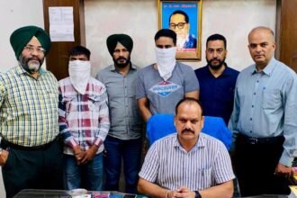 50,000 रुपए रिश्वत लेता एस.एच.ओ और उसका साथी विजीलैंस ब्यूरो द्वारा काबू