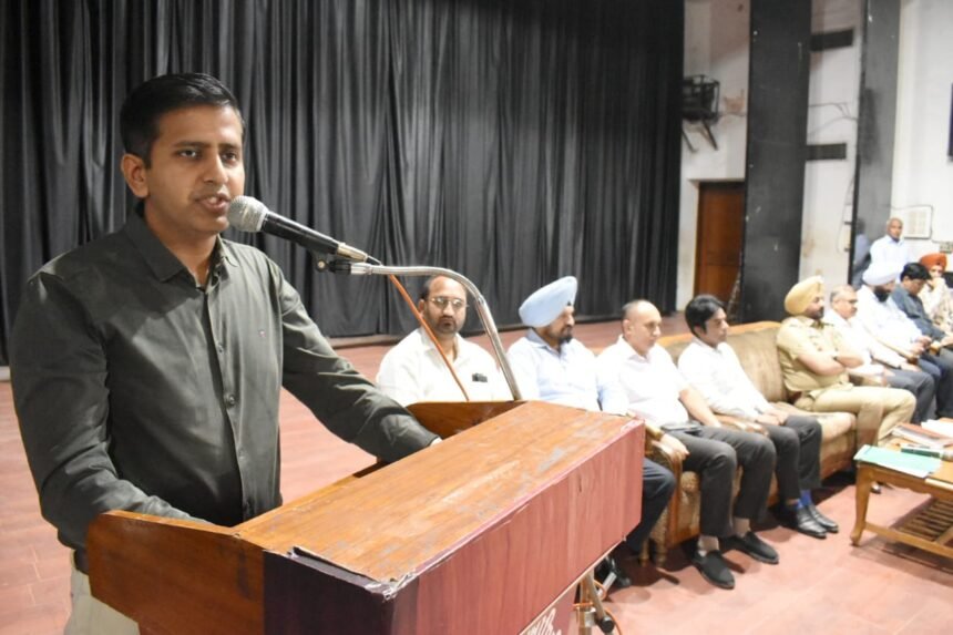 ਡਿਪਟੀ ਕਮਿਸ਼ਨਰ ਅਤੇ ਐਸ.ਐਸ.ਪੀ. ਵਲੋਂ ਪਰਾਲੀ ਸਾੜਨ ਦੇ ਰੁਝਾਨ ਨੂੰ ਠੱਲ੍ਹ ਪਾਉਣ ਲਈ ਅਧਿਕਾਰੀਆਂ ਨੂੰ ਹੋਰ ਚੌਕਸੀ ਵਰਤਣ ਦੀ ਹਦਾਇਤ ਡਿਪਟੀ ਕਮਿਸ਼ਨਰ ਅਤੇ ਐਸ.ਐਸ.ਪੀ. ਵਲੋਂ ਪਰਾਲੀ ਸਾੜਨ ਦੇ ਰੁਝਾਨ ਨੂੰ ਠੱਲ੍ਹ ਪਾਉਣ ਲਈ ਅਧਿਕਾਰੀਆਂ ਨੂੰ ਹੋਰ ਚੌਕਸੀ ਵਰਤਣ ਦੀ ਹਦਾਇਤ