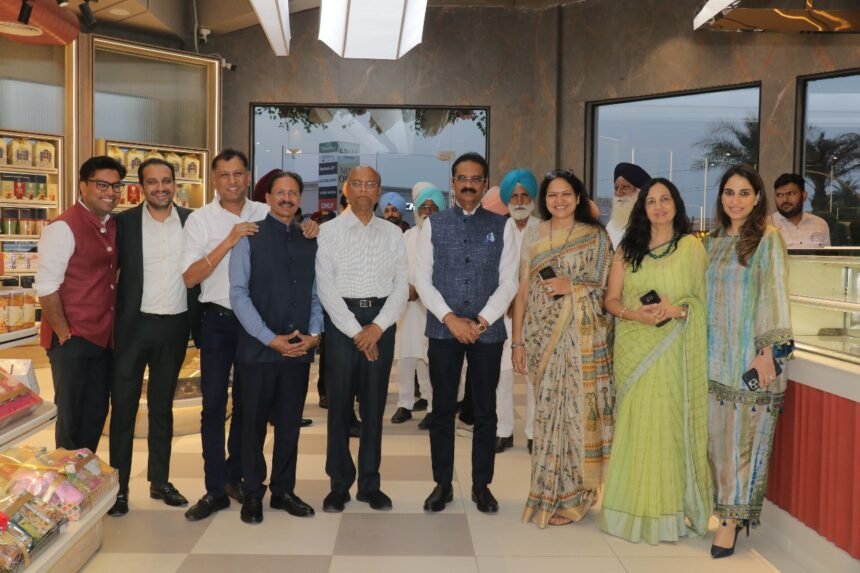 जालंधर के सबसे मशहूर और भरोसेमंद ब्रांड लवली स्वीट्स और लवली बेक स्टूडियो ने अमृतसर में खोला शोरूम