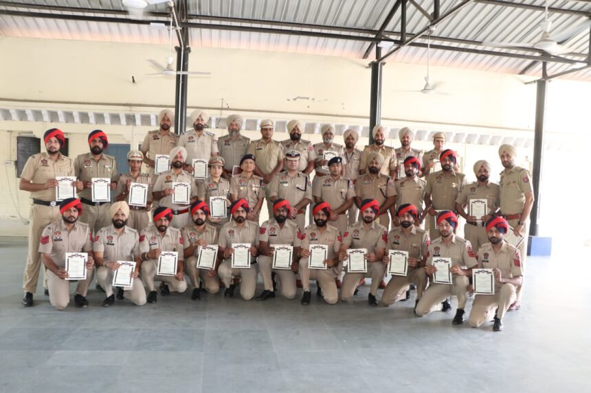 ਪੁਲਿਸ ਕਮਿਸਨਰ ਨੇ 42 ਅਧਿਕਾਰੀਆਂ ਨੂੰ ਪ੍ਰਸ਼ੰਸਾ ਪੱਤਰ ਦੇ ਕੇ ਸਨਮਾਨਿਤ ਕੀਤਾ, ਪੁਲਿਸ ਮੁਲਾਜ਼ਮਾਂ ਨੂੰ 7.5 ਲੱਖ ਰੁਪਏ ਦਾ ਦਿੱਤਾ ਗਿਆ ਨਕਦ ਇਨਾਮ