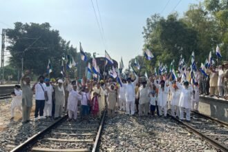 ਲਖੀਮਪੁਰ ਖੀਰੀ ਦੇ ਸ਼ਹੀਦਾਂ ਨੂੰ ਇਨਸਾਫ਼  ਦਿਵਾਉਣ ਲਈ ਕਿਸਾਨਾਂ ਨੇ ਲੋਹੀਆ ਖਾਸ ਵਿਖੇ ਕੀਤਾ ਗਿਆ ਰੇਲਾਂ ਦਾ ਚੱਕਾ ਜਾਮ