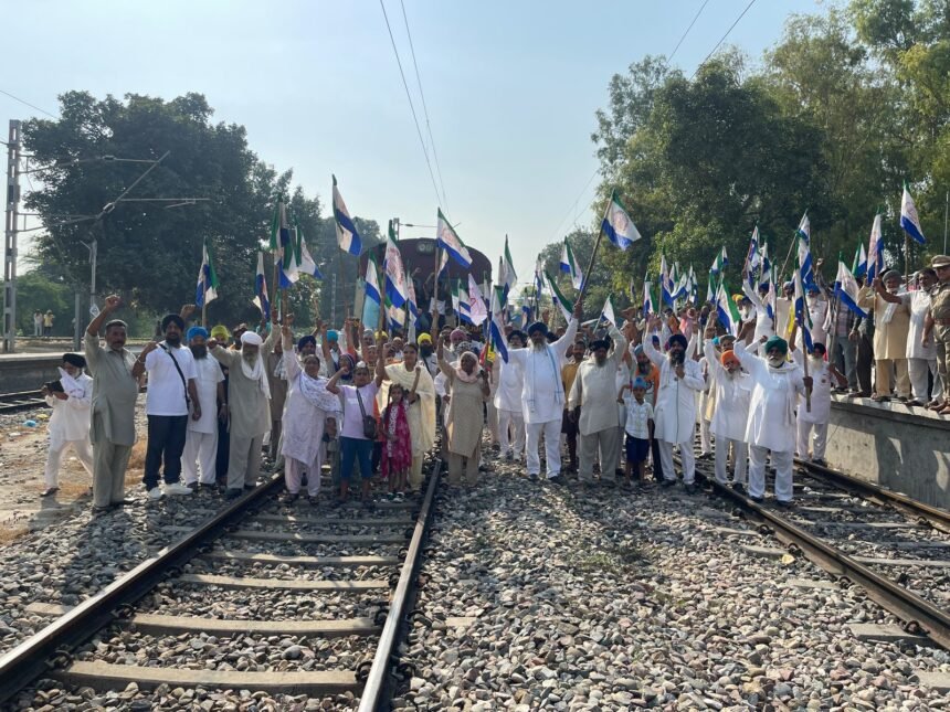 ਲਖੀਮਪੁਰ ਖੀਰੀ ਦੇ ਸ਼ਹੀਦਾਂ ਨੂੰ ਇਨਸਾਫ਼  ਦਿਵਾਉਣ ਲਈ ਕਿਸਾਨਾਂ ਨੇ ਲੋਹੀਆ ਖਾਸ ਵਿਖੇ ਕੀਤਾ ਗਿਆ ਰੇਲਾਂ ਦਾ ਚੱਕਾ ਜਾਮ