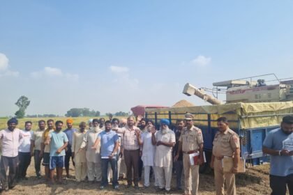 जिला प्रशासन की कृषि और पुलिस विभाग की संयुक्त टीमों ने गांव जंड सराय में बिना सुपर एस.एम.एस.से चलती कंबाइन की जब्त