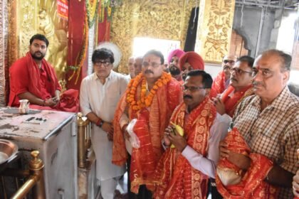 डिवीजनल कमिश्नर श्री देवी तालाब मंदिर में हुए नतमस्तक, श्री देवी तालाब मंदिर के बाहर पंजाब नैशनल बैंक के ए.टी.एम. का किया उद्घाटन