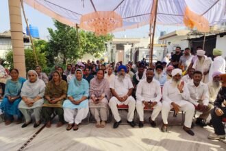 ਪਿੰਡ ਢੁਡੀਆਂਵਾਲ ਦੇ ਪਿੰਡ ਵਾਸੀਆਂ ਨੇ ਚੋਣ ਨਿਸ਼ਾਨ ਫਰਿਜ ਤੇ ਮੋਹਰਾਂ ਲਗਾਕੇ ਕੁਲਜੀਤ ਕੌਰ ਨੂੰ ਜਿਤਾਉਣ ਦੀ ਕੀਤੀ ਅਪੀਲ