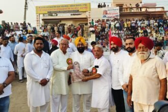 ਨਗਰ ਸੁਧਾਰ ਟਰੱਸਟ ਦੇ ਚੇਅਰਮੈਨ ਗੁਰਪਾਲ ਸਿੰਘ ਇੰਡੀਅਨ ਨੂੰ ਰਾਮਲੀਲਾ ਕਮੇਟੀਆਂ ਨੇ  ਯਾਦਗਾਰੀ ਚਿਨ੍ਹ ਦੇਕੇ ਕੀਤਾ ਸਨਮਾਨਿਤ