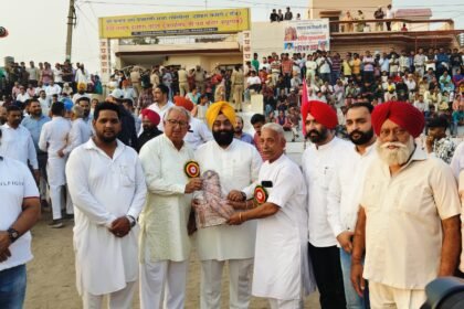 ਨਗਰ ਸੁਧਾਰ ਟਰੱਸਟ ਦੇ ਚੇਅਰਮੈਨ ਗੁਰਪਾਲ ਸਿੰਘ ਇੰਡੀਅਨ ਨੂੰ ਰਾਮਲੀਲਾ ਕਮੇਟੀਆਂ ਨੇ  ਯਾਦਗਾਰੀ ਚਿਨ੍ਹ ਦੇਕੇ ਕੀਤਾ ਸਨਮਾਨਿਤ