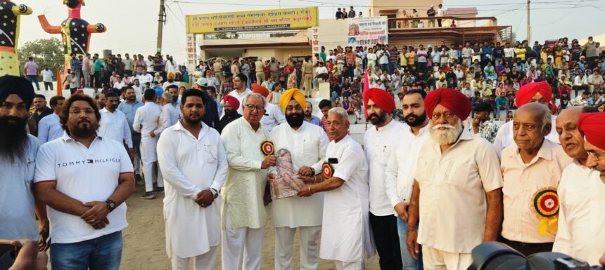 ਨਗਰ ਸੁਧਾਰ ਟਰੱਸਟ ਦੇ ਚੇਅਰਮੈਨ ਗੁਰਪਾਲ ਸਿੰਘ ਇੰਡੀਅਨ ਨੂੰ ਰਾਮਲੀਲਾ ਕਮੇਟੀਆਂ ਨੇ  ਯਾਦਗਾਰੀ ਚਿਨ੍ਹ ਦੇਕੇ ਕੀਤਾ ਸਨਮਾਨਿਤ