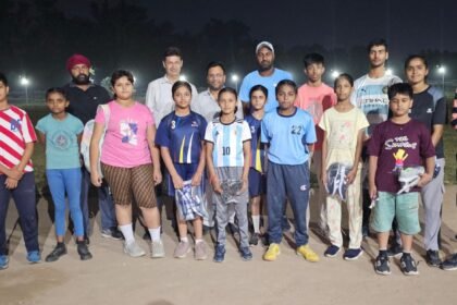 ਵਾਰੀਅਰਜ਼ ਸਪੋਰਟਸ ਅਕੈਡਮੀ ਵਲੋਂ ਬੱਚਿਆਂ ਨੂੰ ਵੰਡੀਆਂ ਗਈਆਂ ਟੀ-ਸ਼ਰਟਾਂ ਤੇ ਬੂਟ