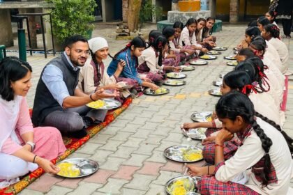 ਜਦੋ ਡੀਸੀ ਨੇ ਪਿੰਡ ਦਾਦ ਸਰਕਾਰੀ ਹਾਈ ਸਕੂਲ ਦੇ ਬੱਚਿਆਂ ਨਾਲ ਬਹਿ ਕੇ ਖਾਇਆ ਮਿਡ ਡੇ ਮੀਲ ਦਾ ਖਾਣਾ