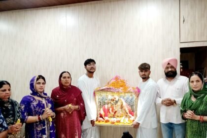 ਪ੍ਰਭਾਤ ਫੇਰੀ ਦਾ ਕਾਂਗਰਸੀ ਆਗੂ ਕੁਲਦੀਪ ਸਿੰਘ ਨੇ ਪਰਿਵਾਰ ਸਮੇਤ ਕੀਤਾ ਸਵਾਗਤ