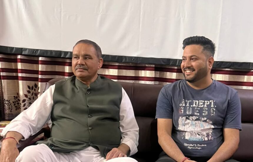 ਭਾਜਪਾ ਯੁਵਾ ਮੋਰਚਾ ਦੇ ਜ਼ਿਲ੍ਹਾ ਜਨਰਲ ਸਕੱਤਰ ਲੋਕੇਸ਼ ਬਾਲੀ ਨੇ ਸਾਬਕਾ ਕੇਂਦਰੀ ਮੰਤਰੀ ਵਿਜੇ ਸਾਂਪਲਾ ਨਾਲ ਕੀਤੀ ਮੁਲਾਕਾਤ