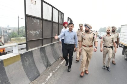 अमृतसर और पठानकोट की तरफ जाने वाले यात्रियों को पेश आ रही यातायात संबंधी समस्या के हल के लिए डिप्टी कमिश्नर ने  पी.ए.पी. चौक फ्लाई ओवर का किया दौरा
