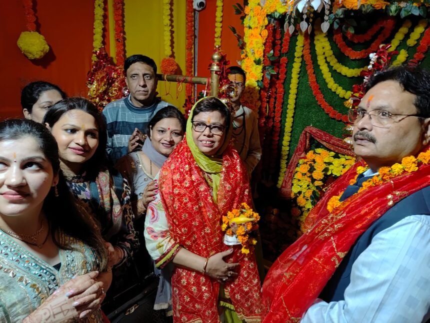 डिविजनल कमिश्नर ने सिद्ध शक्तिपीठ मां अन्नपूर्णा मंदिर में दर्शन-पूजन किया , कहा, धर्म हमें नेक नीति पर चलना सिखाता डिविजनल कमिश्नर ने सिद्ध शक्तिपीठ मां अन्नपूर्णा मंदिर में दर्शन-पूजन किया , कहा, धर्म हमें नेक नीति पर चलना सिखाता