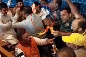 चुनाव में पैसे बांटने में फंसे BJP महासचिव, ECI ने दर्ज कराई FIR