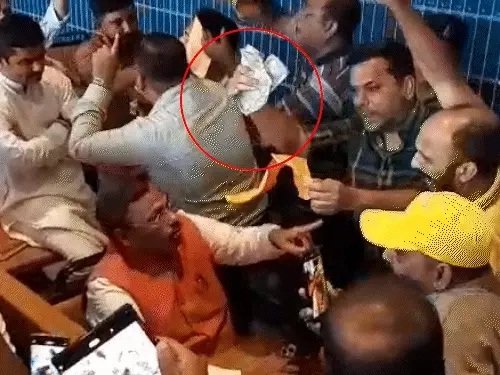 चुनाव में पैसे बांटने में फंसे BJP महासचिव, ECI ने दर्ज कराई FIR