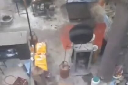 पंजाब में पैरों से कुचलकर बनाई जा रही थी गजक, शौंक से खाने वाले जरूर देखें ये VIDEO