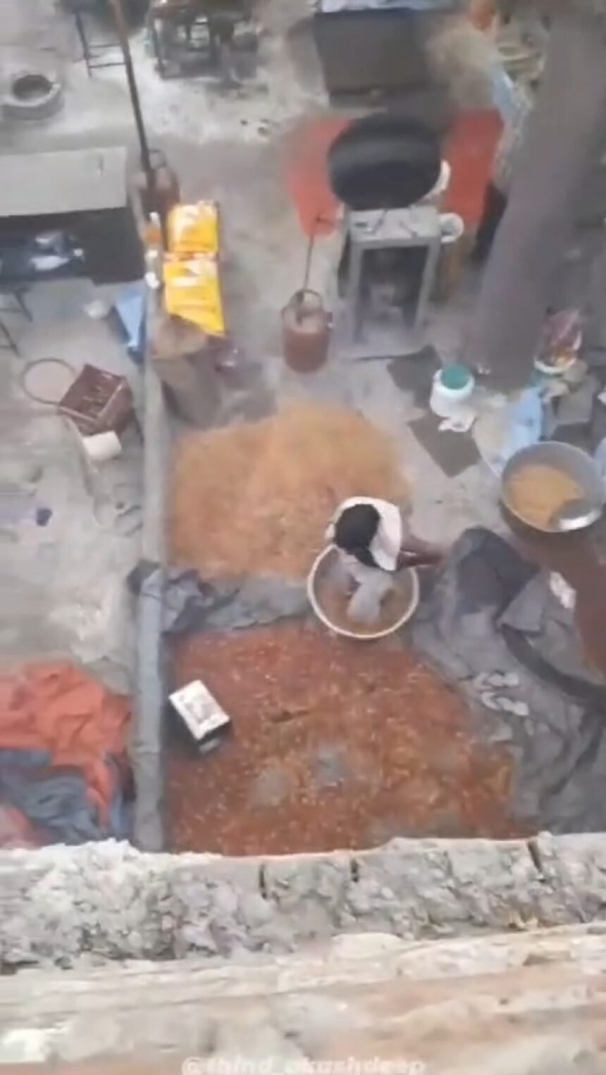 पंजाब में पैरों से कुचलकर बनाई जा रही थी गजक, शौंक से खाने वाले जरूर देखें ये VIDEO