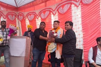 ਐਸ ਐਚ ਓ ਥਾਣਾ ਸਿਟੀ ਕਪੂਰਥਲਾ ਸੰਜੀਵਨ ਜਾਇਸਵਾਲ ਦੇ ਸੇਵਾਮੁਕਤ ਹੋਣ ਤੇ ਸੀਨੀਅਰ ਰਿਪੋਰਟਰ ਗੌਰਵ ਮੜੀਆ ਅਤੇ ਸਾਜਨ ਖੋਸਲਾ ਨੇ ਗੁਲਦਸਤਾ ਭੇਂਟ ਕਰਕੇ ਦਿੱਤੀ ਵਧਾਈ