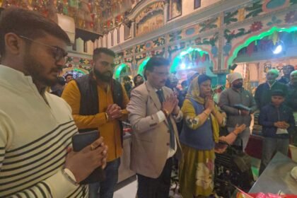 डिविज़नल कमिश्नर प्रदीप कुमार सभरवाल ने अपनी पत्नी के साथ डेरा बाबा मुराद शाह में माथा टेका