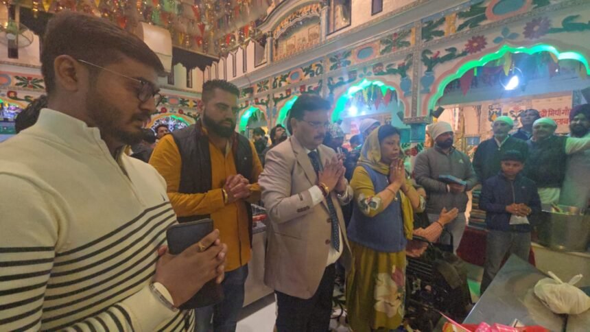 डिविज़नल कमिश्नर प्रदीप कुमार सभरवाल ने अपनी पत्नी के साथ डेरा बाबा मुराद शाह में माथा टेका