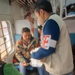 जालंधर प्रशासन ने पंजाब बंद के दौरान फंसे हुए रेल यात्रियों को कैंट रेलवे स्टेशन पर दी गई रिफ्रेशमेंट