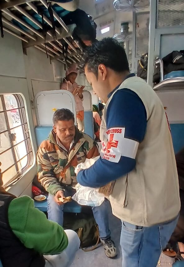 जालंधर प्रशासन ने पंजाब बंद के दौरान फंसे हुए रेल यात्रियों को कैंट रेलवे स्टेशन पर दी गई रिफ्रेशमेंट