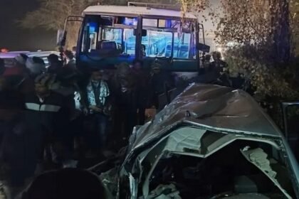 दर्दनाक हादसा : बस की टक्कर से कार के उड़े परखच्चे, एक ही परिवार के 5 लोगों की हुई मौत