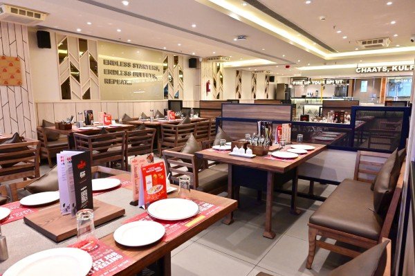 रेस्तरां, क्लब और अन्य लाइसेंस प्राप्त खाने-पीने वाले स्थानों को रात 12 बजे तक पूरी तरह से बंद करने के आदेश