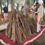 पंचतत्व में विलीन हुए पूर्व प्रधानमंत्री मंत्री डॉ. मनमोहन सिंह, निगम बोध घाट पर ‘अमर रहें’ के गूंजे नारे