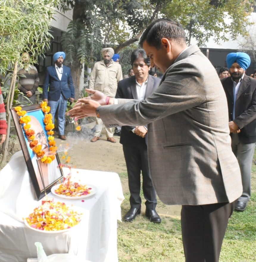 बलिदान दिवस पर देश के लिए प्राण न्योछावर करने वाले शहीदों को श्रद्धांजलि भेंट , डिप्टी कमिश्नर ने स्वतंत्रता सेनानियों की याद में रखा दो मिनट का मौन