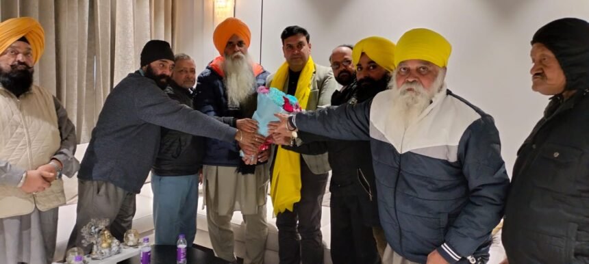 ਜਲੰਧਰ ਦੇ ਨਵੇਂ ਚੁਣੇ ਗਏ ਮੇਅਰ ਵਿਨੀਤ ਧੀਰ ਨੂੰ ਜਥੇਦਾਰ ਦਰਸ਼ਨ ਸਿੰਘ ਲੰਬੜਦਾਰ ਤੇ ਹੋਰਨਾਂ ਨੇ ਕੀਤਾ ਸਨਮਾਨਿਤ