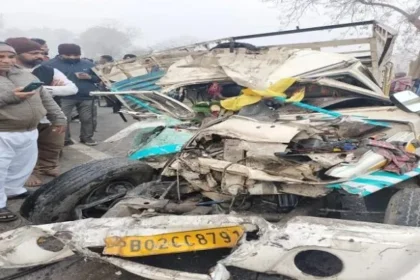 बोलेरो पिकअप और कैंटर के बीच भीषण टक्कर, 10 की मौत