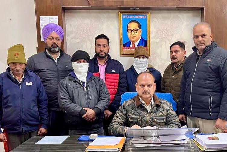 पीएसपीसीएल का जेई और लाइनमैन रिश्वत की दूसरी किश्त के रूप में 5000 रुपए लेते विजीलेंस ब्यूरो द्वारा काबू