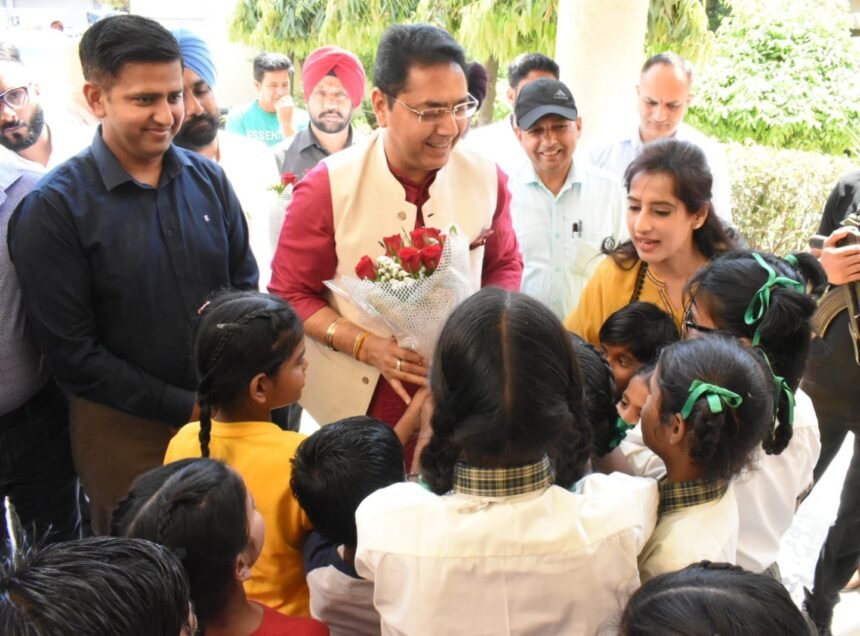 कैबिनेट मंत्री अमन अरोड़ा ने किया नारी निकेतन का दौरा, प्रबंधकों को हर संभव मदद देने का किया वायदा